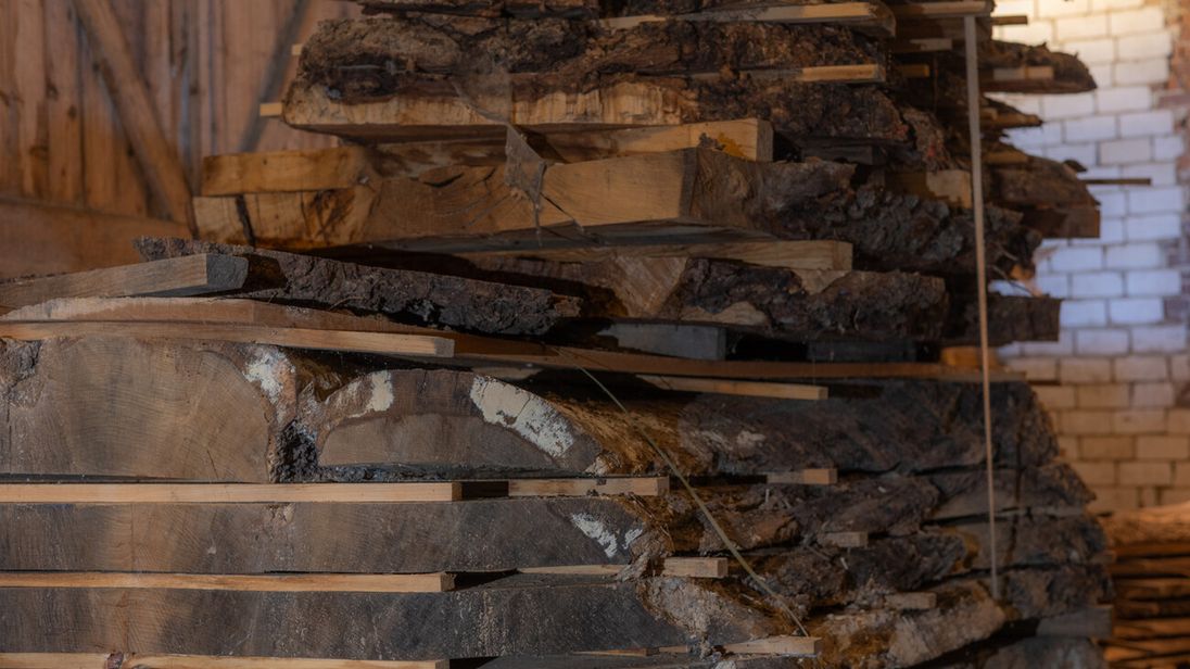 Mindestens ein Jahr muss das Holz in der Halle trocken, bevor daraus Unikate entstehen können.